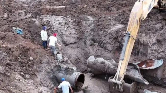 Trabajadores de JAPAC trabajan para que pronto colonias afectadas puedan volver a tener agua potable.