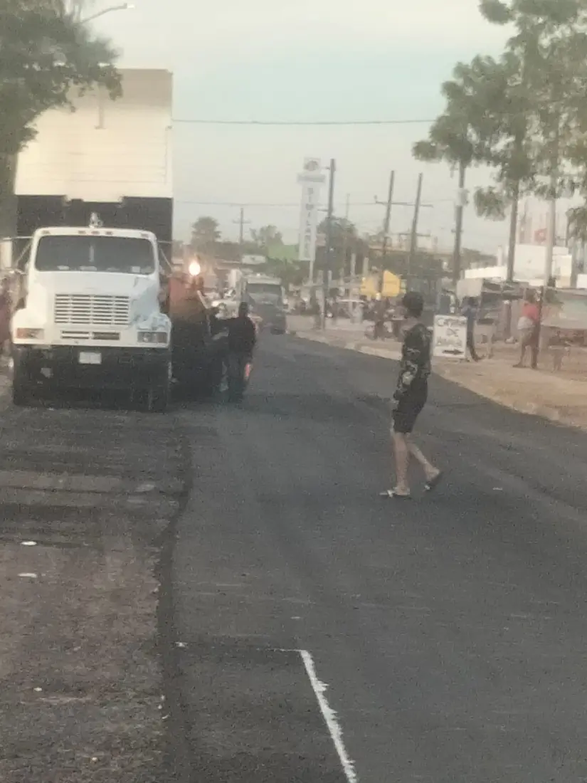 La calle recibe el mayor tráfico de vehículos y maquinaria pesada