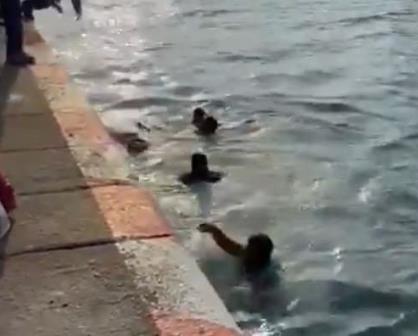 Increíble rescate en Veracruz. Bebé cae al mar y policías le salvan la vida