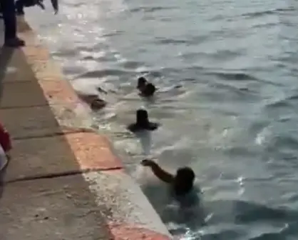 Increíble rescate en Veracruz. Bebé cae al mar y policías le salvan la vida