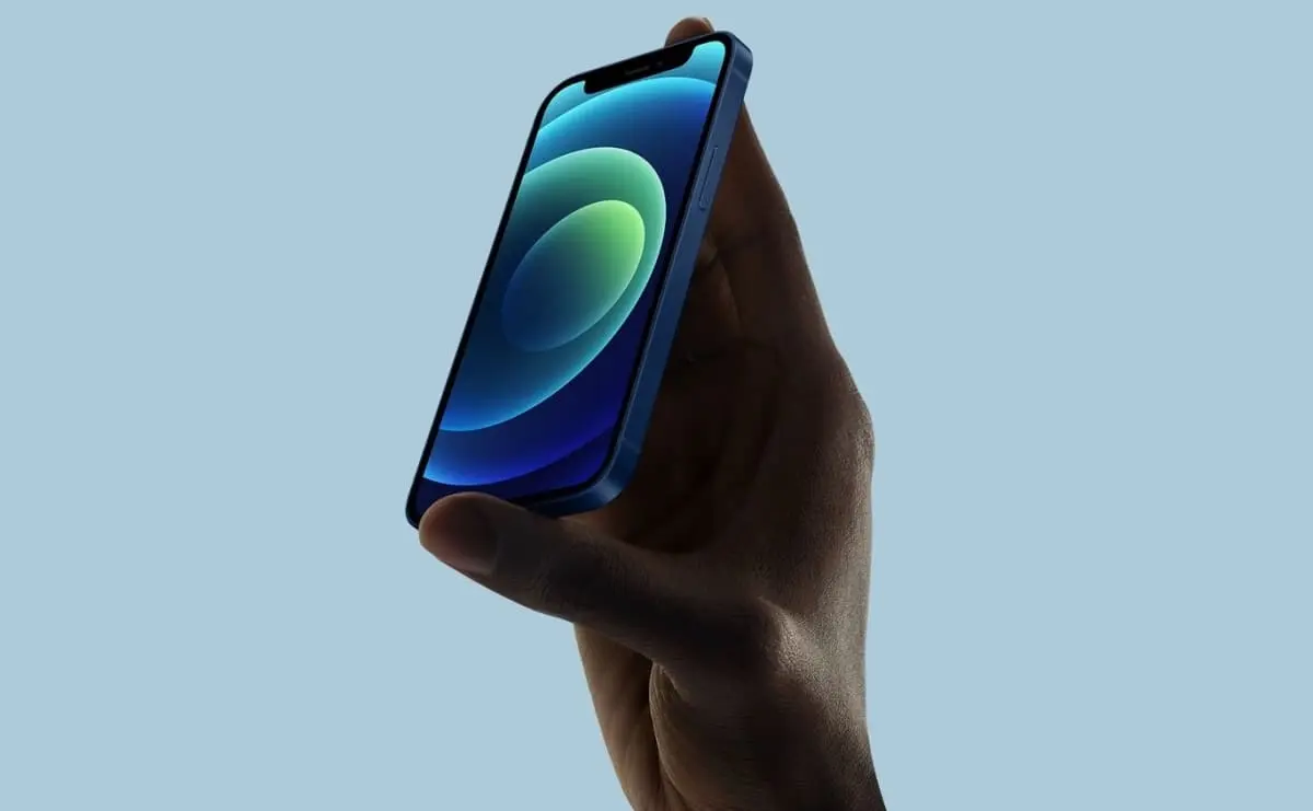 Toda la potencia del iPhone 12 en un tamaño compacto que se ajusta a la mano a la perfección. Foto: Apple