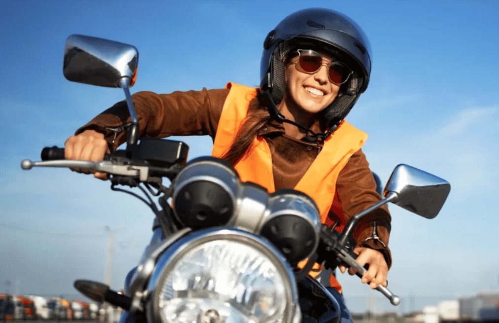 El uso del casco de moto es muy importante por seguridad.