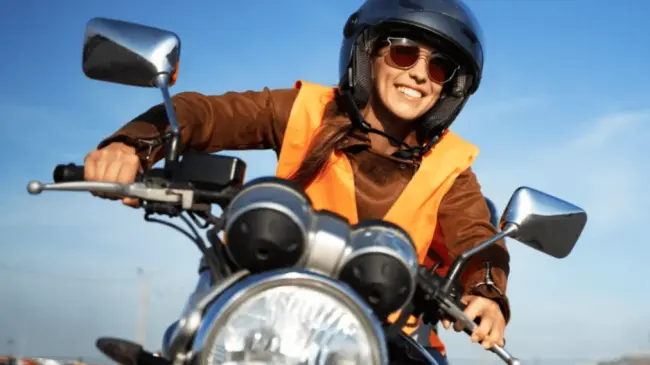 El uso del casco de moto es muy importante por seguridad.