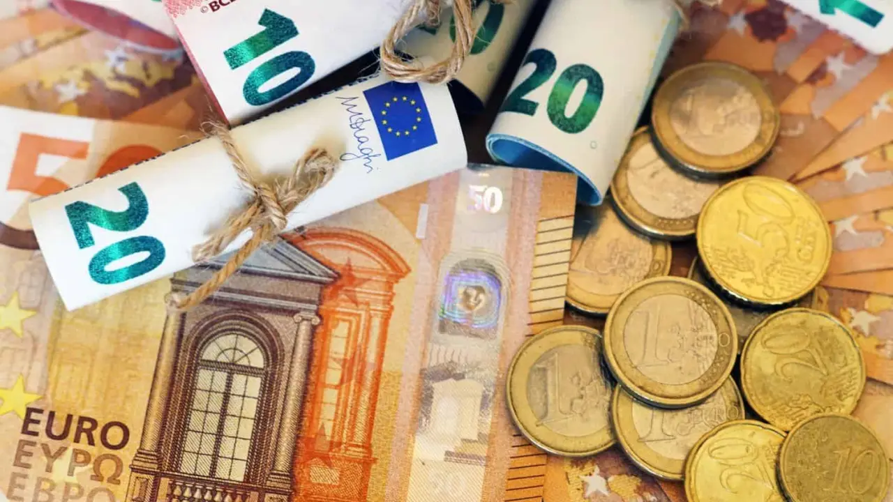 Precio para el euro este martes 20 de febrero en México. Foto: Freepik