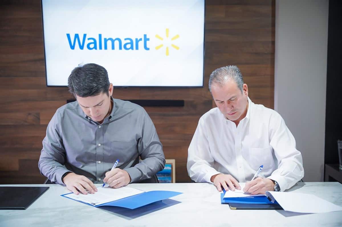 Secretario de Economía de Sinaloa, Javier Gaxiola Coppel y Rodrigo Flores, director de Relaciones Institucionales de Walmart México y Centroamérica.