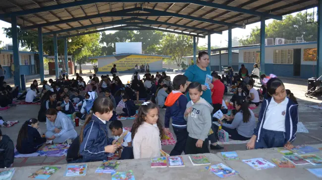 En el Picnic Literario, padres de familia y alumnos disfrutaron tiempo de calidad, leyendo y nutriendo mente y corazón.