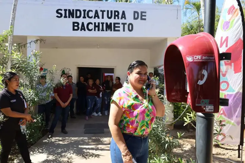 La alcaldesa de Navolato Margoth Urrea Pérez realiza una llamada teléfonica.