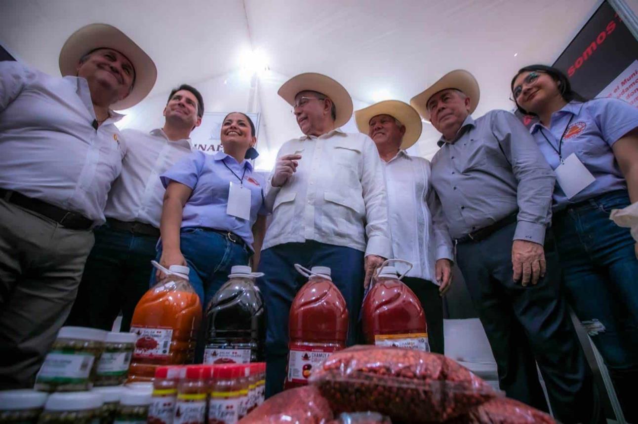 Autoridades recorren las instalaciones de la Expo Agro Sinaloa 2024.