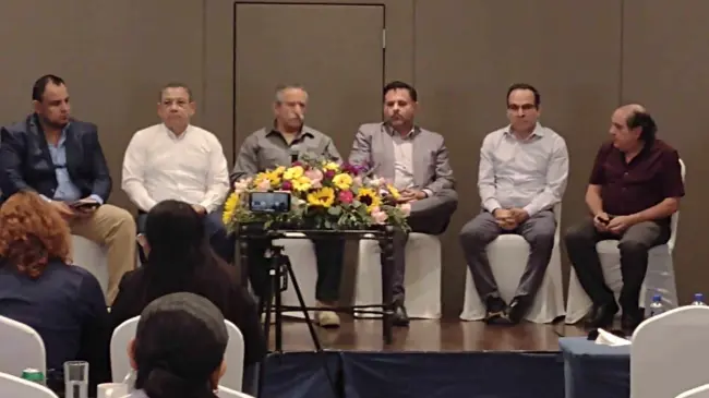El panel con especialistas en materia de seguridad y robo de vehículos fue todo un éxito.
