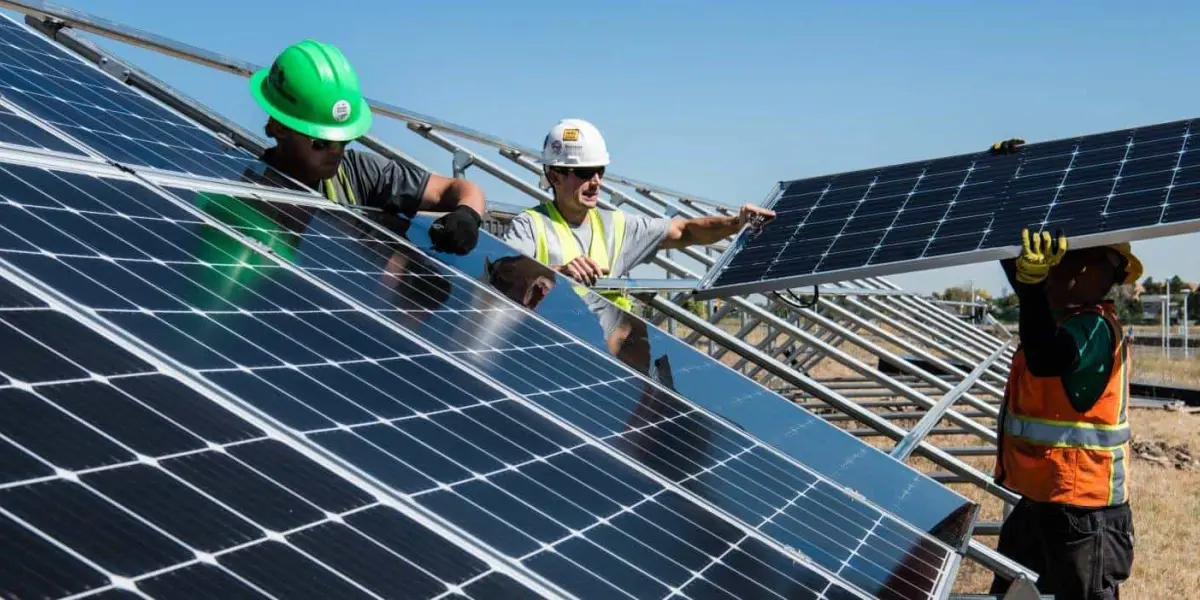 Adquirir un panel solar es una excelente opción para reducir los costos de luz. Foto: Cortesía