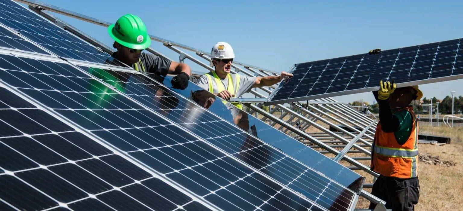 Adquirir un panel solar es una excelente opción para reducir los costos de luz. Foto: Cortesía