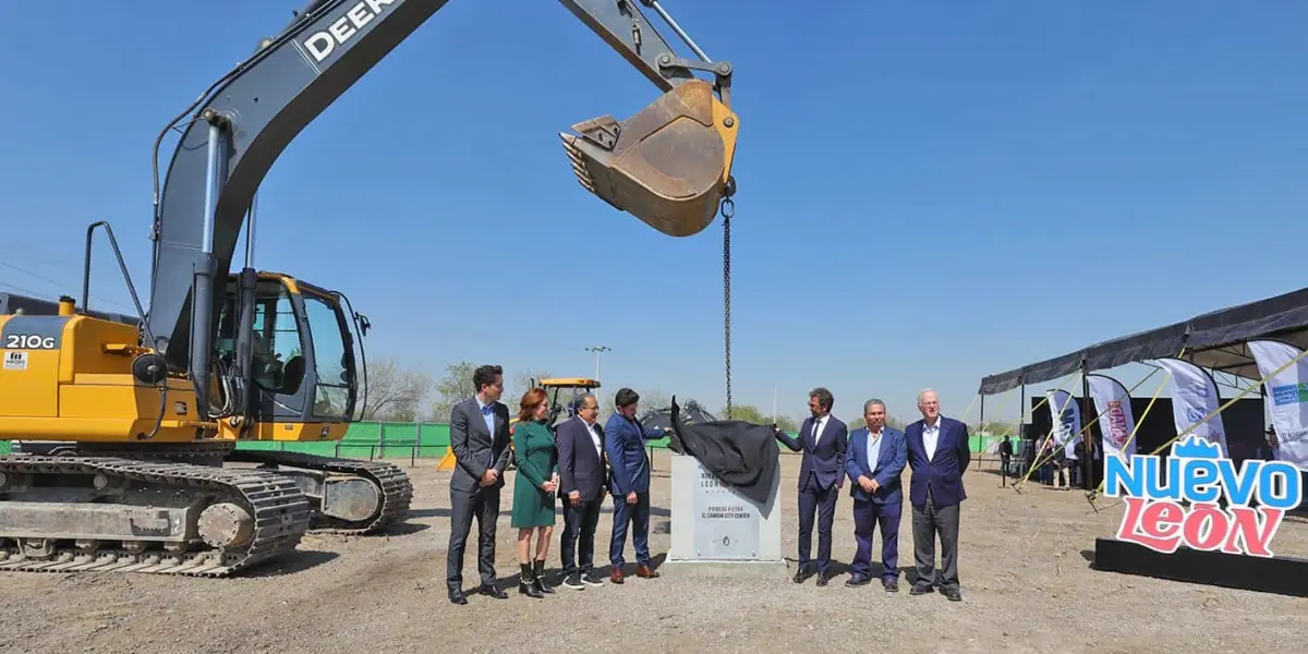 Se coloca la primera piedra para iniciar con la construcción del complejo El Canadá City Center, en Escobedo. Foto: Cortesía