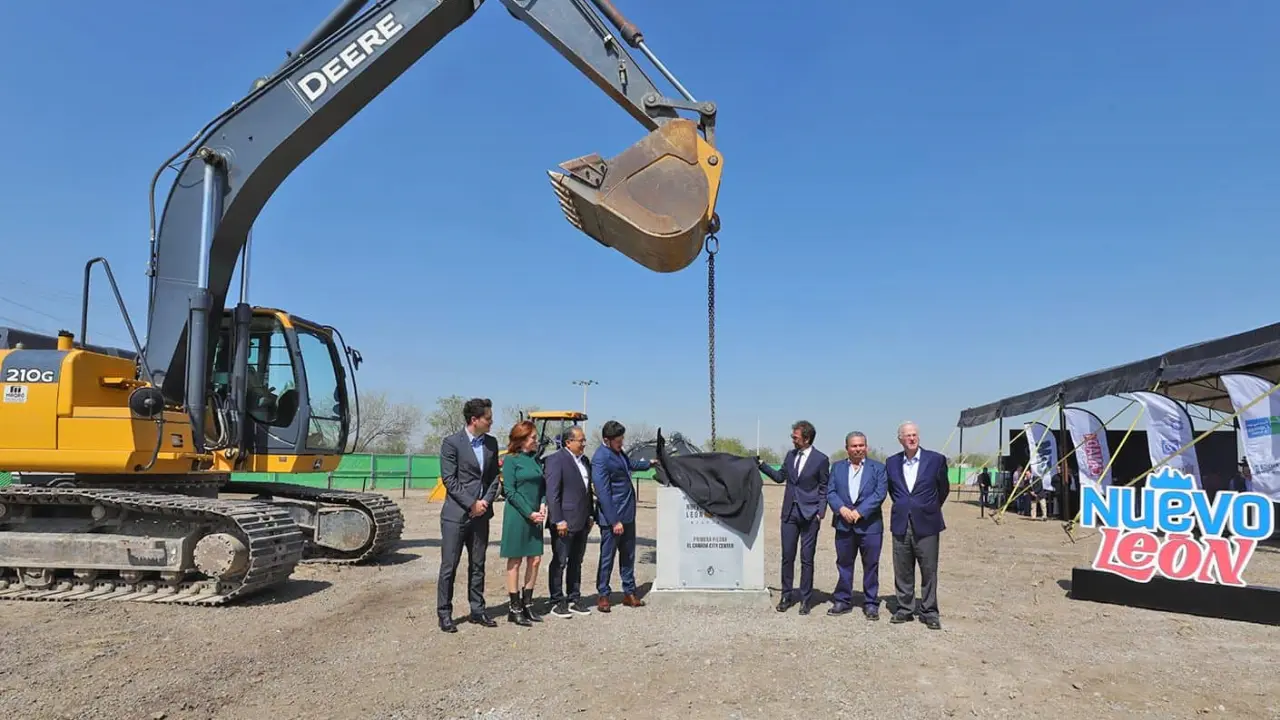 Se coloca la primera piedra para iniciar con la construcción del complejo El Canadá City Center, en Escobedo. Foto: Cortesía