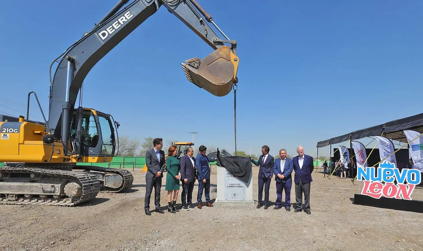 Se coloca la primera piedra para iniciar con la construcción del complejo El Canadá City Center, en Escobedo. Foto: Cortesía