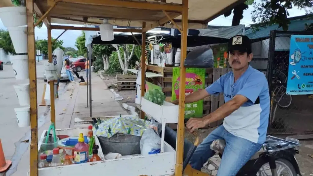 Edgardo Chávez Medina ofrece a sus clientes deliciosos elotes y esquites. Foto: Juan Madrigal