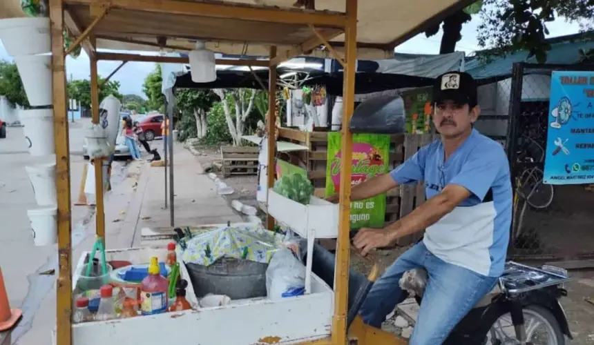 Edgardo Chávez Medina ofrece a sus clientes deliciosos elotes y esquites. Foto: Juan Madrigal