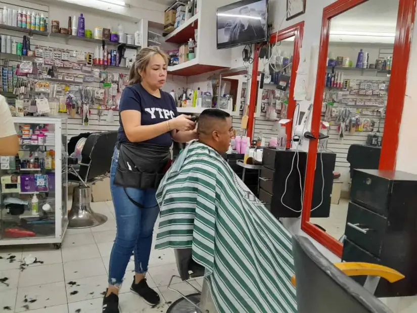 Con los migrantes, la temporada hortícola es el mejor tiempo de cortes de pelo