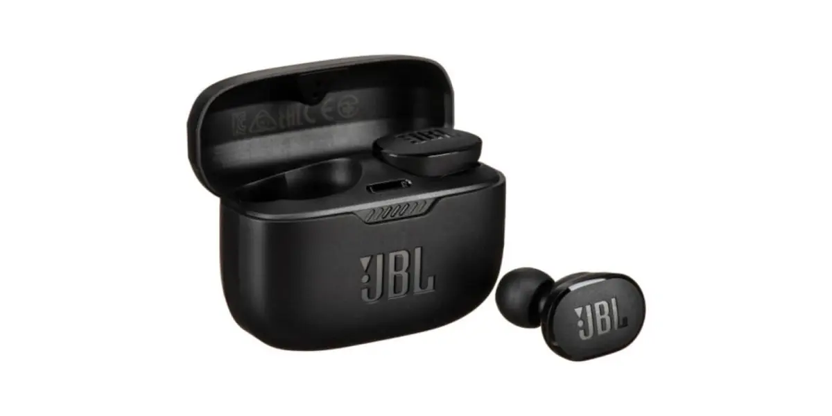 Los auriculares JBL Tune 130NC traen 4 micrófonos para una mejor experiencia del usuario. Foto: Cortesía