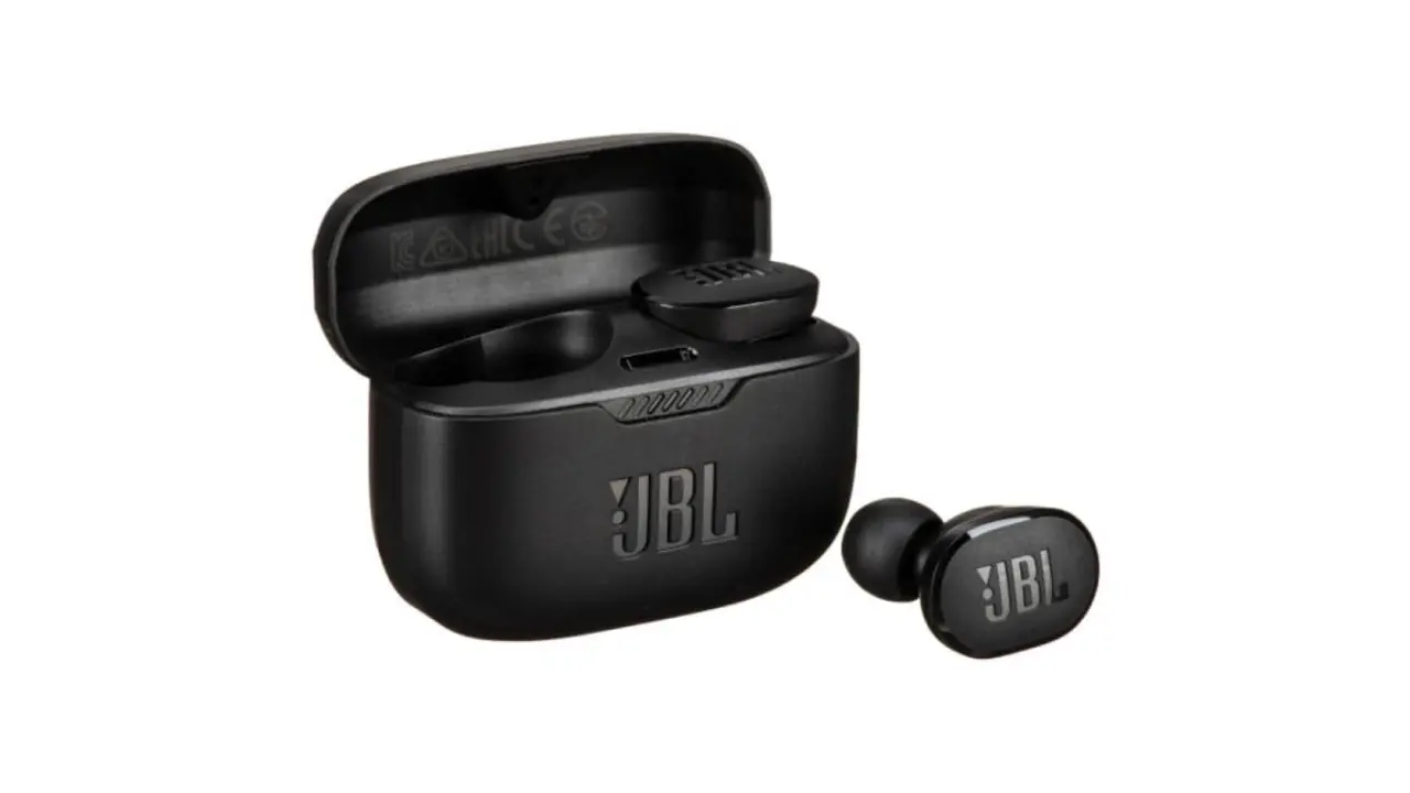 Los auriculares JBL Tune 130NC traen 4 micrófonos para una mejor experiencia del usuario. Foto: Cortesía