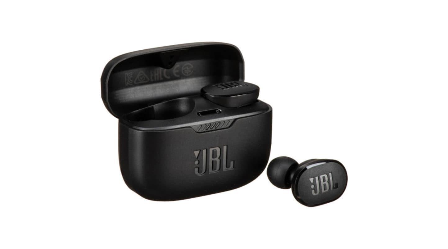 Los auriculares JBL Tune 130NC traen 4 micrófonos para una mejor experiencia del usuario. Foto: Cortesía