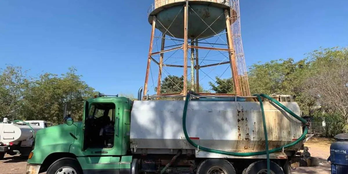 Pipas distribuyendo agua.