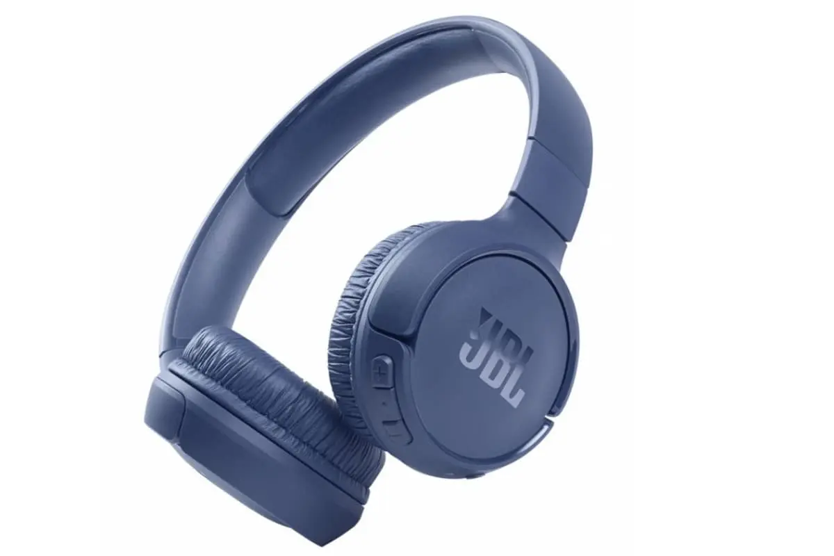 Los audífonos JBL Tune 510BT cuentan con bajos potentes y batería duradera. Foto: JBL