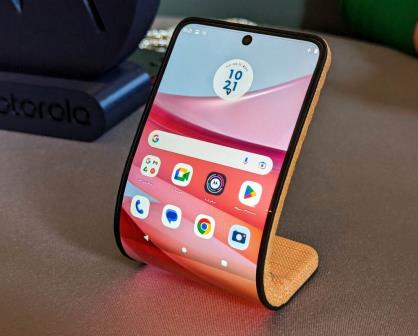 MWC 2024: Motorola asombra con su nuevo smartphone plegable
