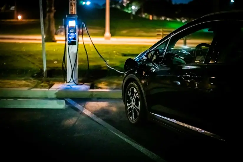 Auto eléctrico cargándose 