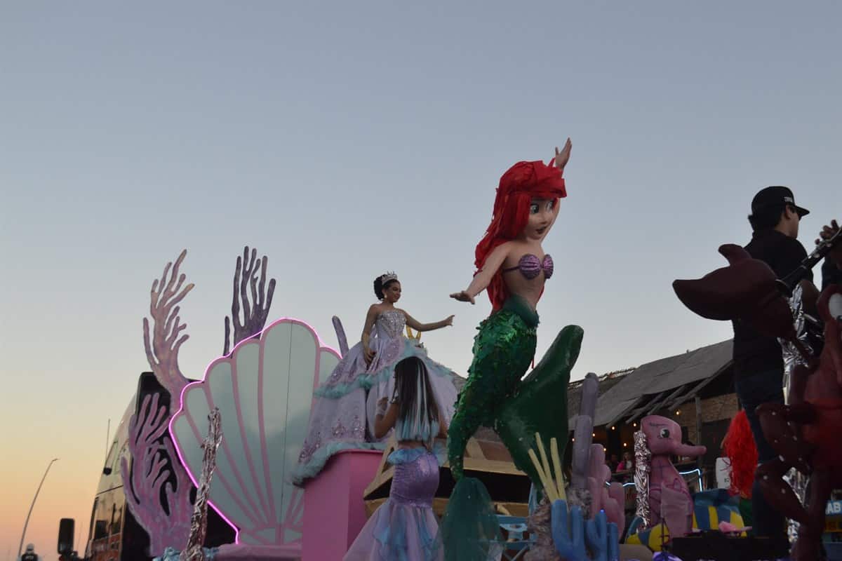 El desfile de las comparsas es una tradición en el Carnaval de Altata