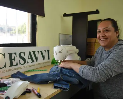 Nelyta, le pone magia a la ropa con sus servicios de costura en el Tianguis del Cesavvi en la colonia 5 de Febrero en Culiacán