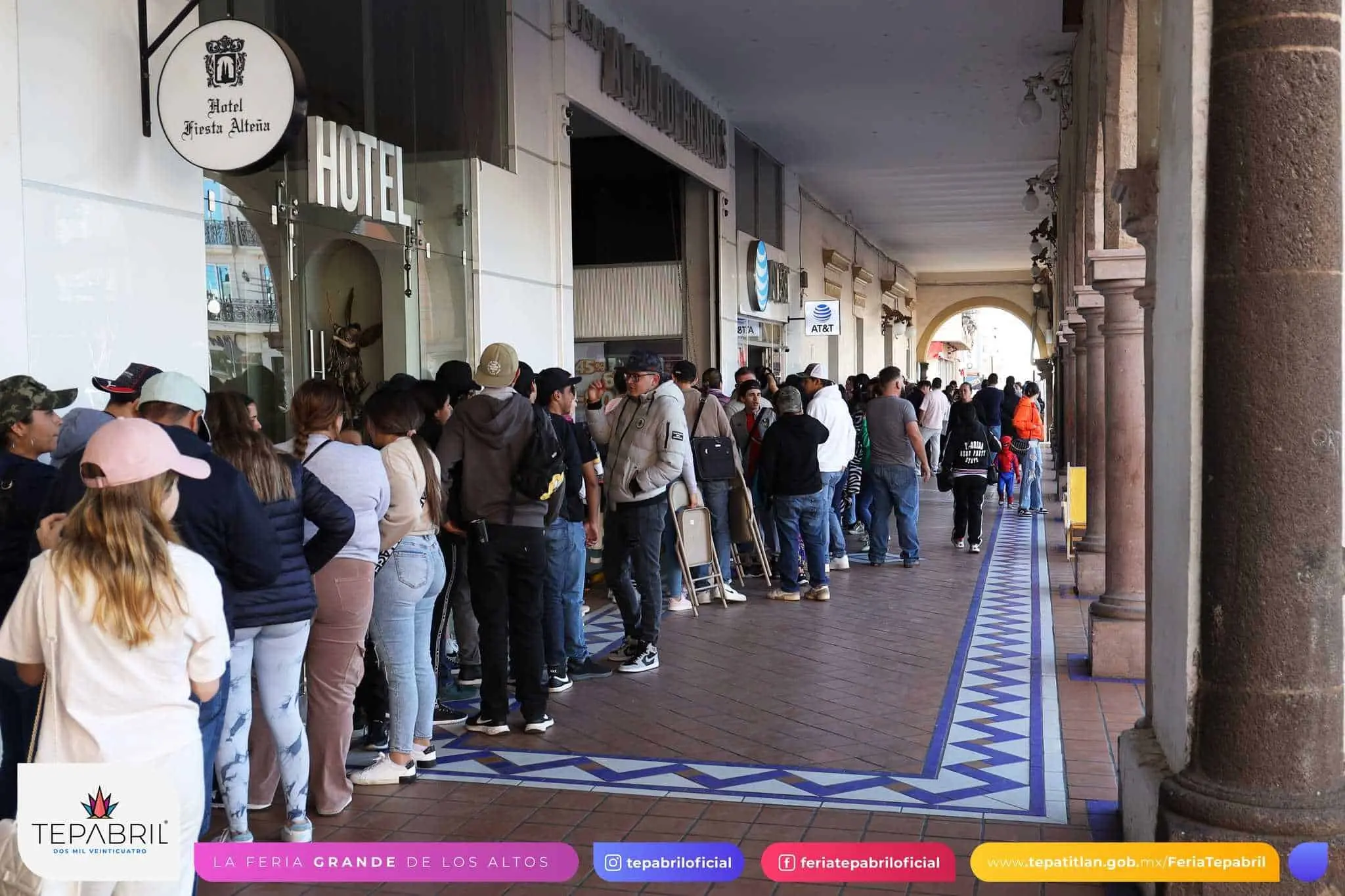 Fila para la venta de boletos del Palenque de la Feria de Tepabril 2024