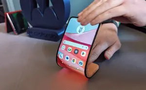 Conoce el nuevo teléfono flexible de Motorola que puedes usar como pulsera
