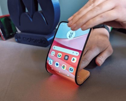 Conoce el nuevo teléfono flexible de Motorola que puedes usar como pulsera