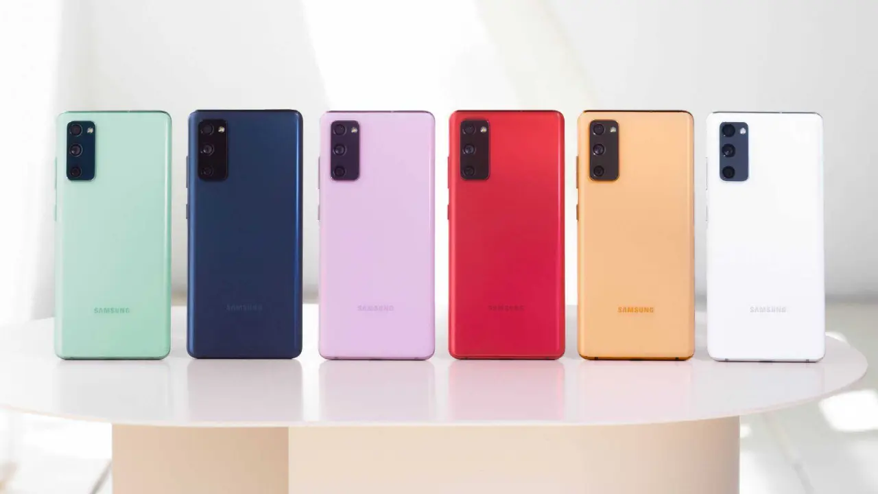 El smartphone Samsung Galaxy S20 Fe con cámara frontal de 32 megapíxeles. Foto: Cortesía