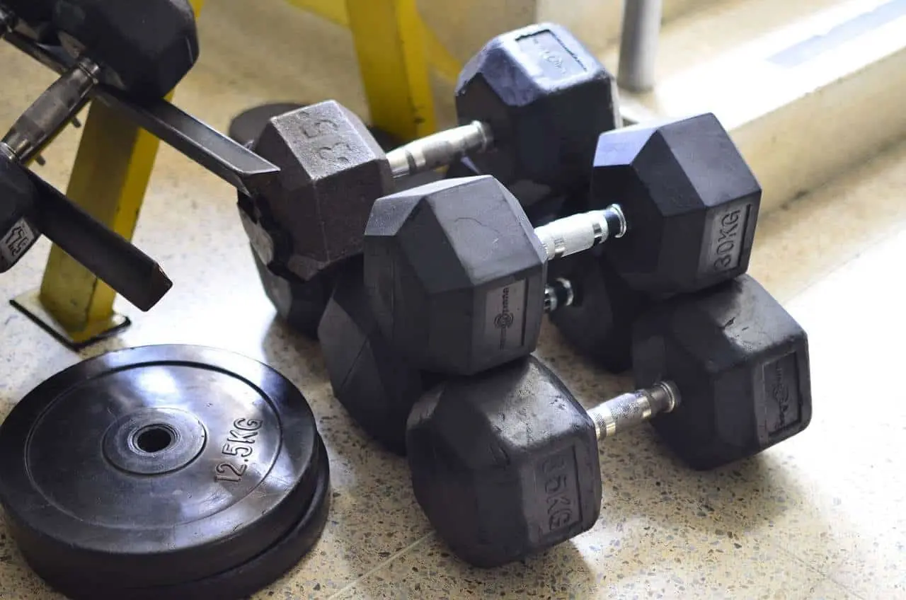 Equipo de pesas para entrar en gimnasio. Imagen: Pixabay