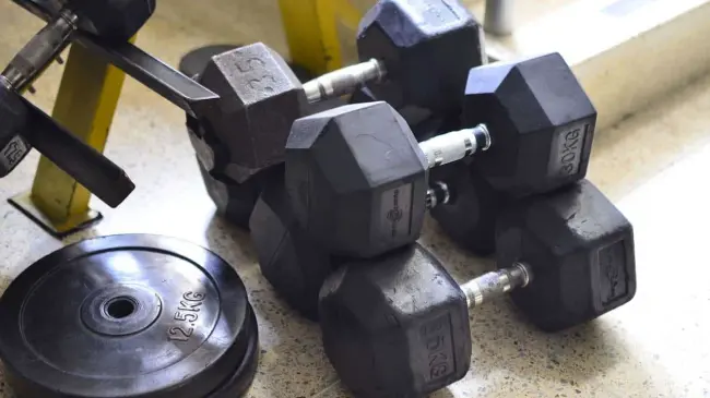 Equipo de pesas para entrar en gimnasio. Imagen: Pixabay