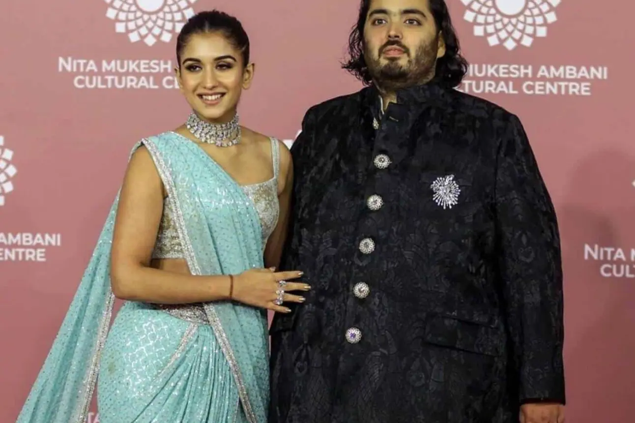 Anant Ambani junto a su prometida.