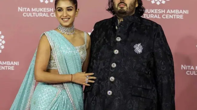 Anant Ambani junto a su prometida.