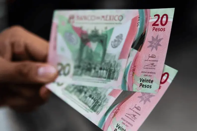 Billetes de $20 pesos en mano