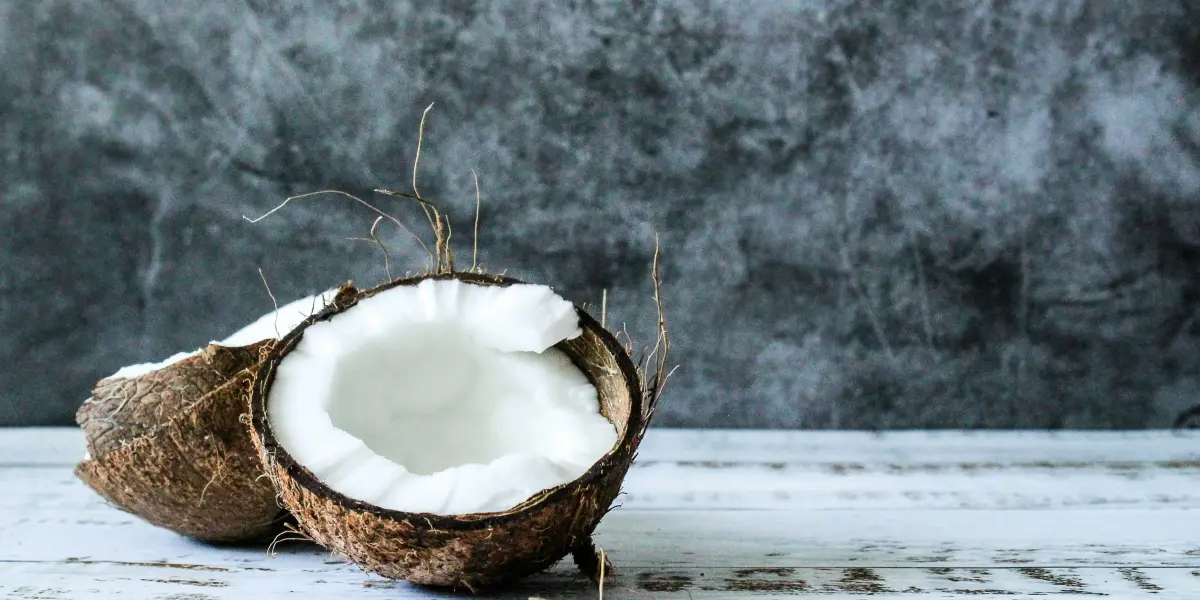 El agua de coco posee propiedades positivas para la salud | Imagen: Tijana Drndarski