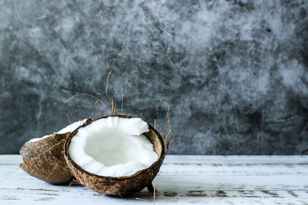 El agua de coco posee propiedades positivas para la salud | Imagen: Tijana Drndarski