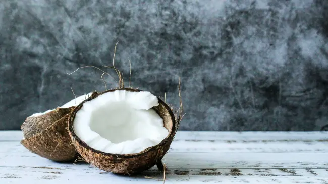 El agua de coco posee propiedades positivas para la salud | Imagen: Tijana Drndarski