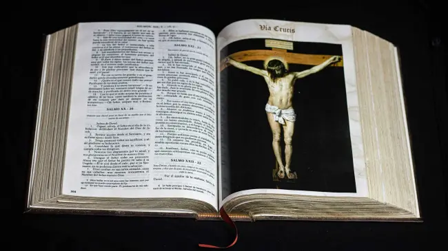 La hora de la Gloria de Dios es a las 3 de la tarde, ya que serían justo 24 horas después de la muerte en la Cruz de Jesús.