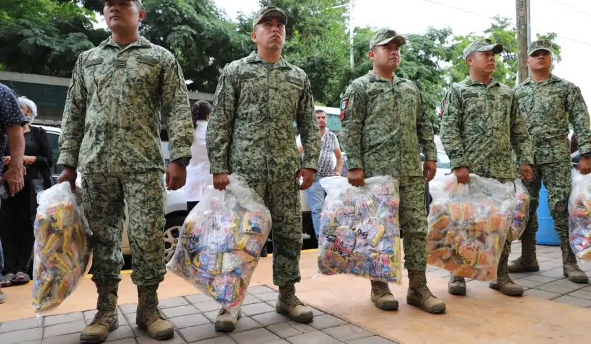 Elementos de Guardia Nacional entregan dulces y juguetes a niños del Hospital Pediátrico Sinaloa. Imagen: Cortesía Construyendo Paz