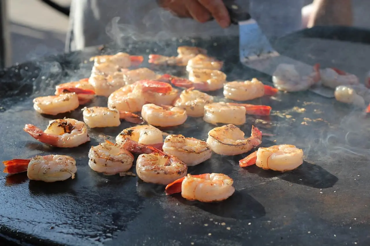 Camarones en preparación. Imagen Pixabay