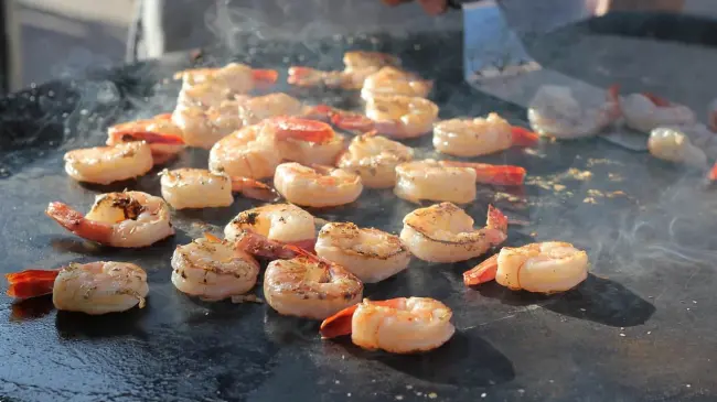 Camarones en preparación. Imagen Pixabay