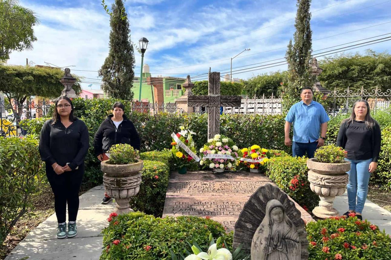 Llenan de flores la tumba de Lola Beltrán hoy en su día.