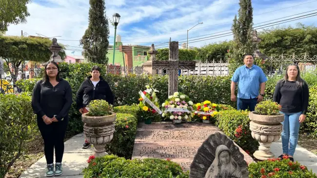 Llenan de flores la tumba de Lola Beltrán hoy en su día.