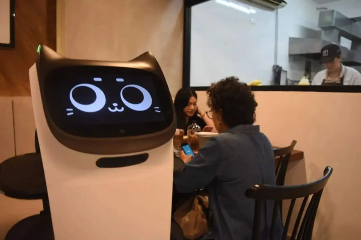 Iza, primer robot mesero en Sinaloa