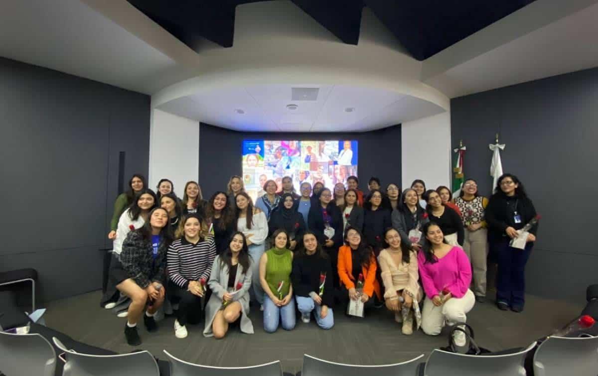 Mujeres estudiantes celebradas por sus proyectos en campus Toluca. Foto Itzi Téllez
